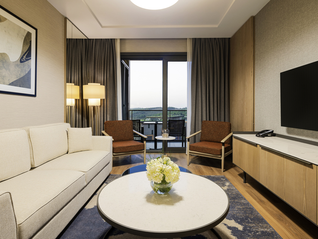 Mövenpick Living Çamlıvadi — oda ve yaşam alanı