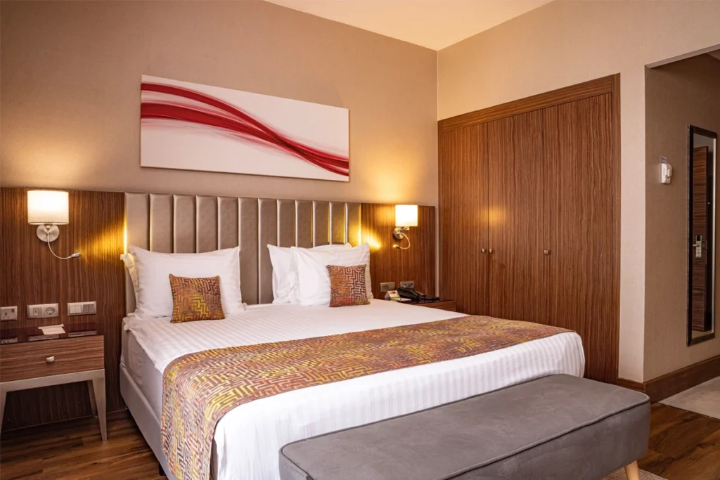 Ramada by Wyndham Istanbul Alibeykoy — oda ve yaşam alanı