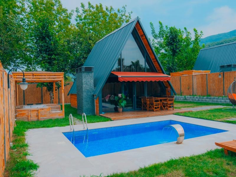 Sapanca’da bahçe içinde havuzlu bungalov örneği