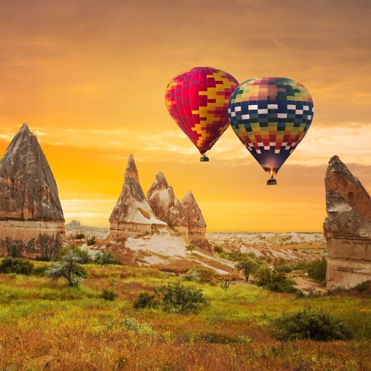 Kapadokya'da gün doğumunda balonlar